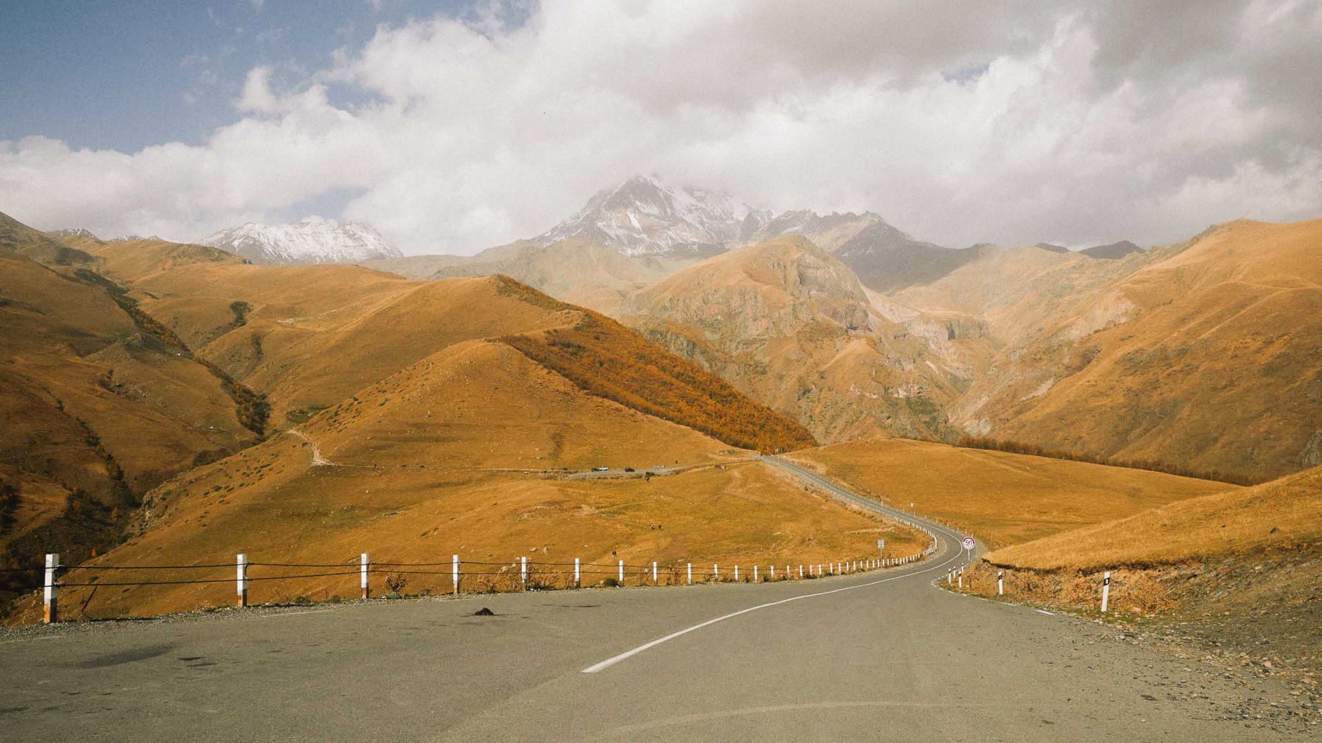 A road winds through dry mountains.